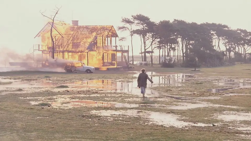 Смотреть онлайн Жертвоприношение (1986) в хорошем качестве